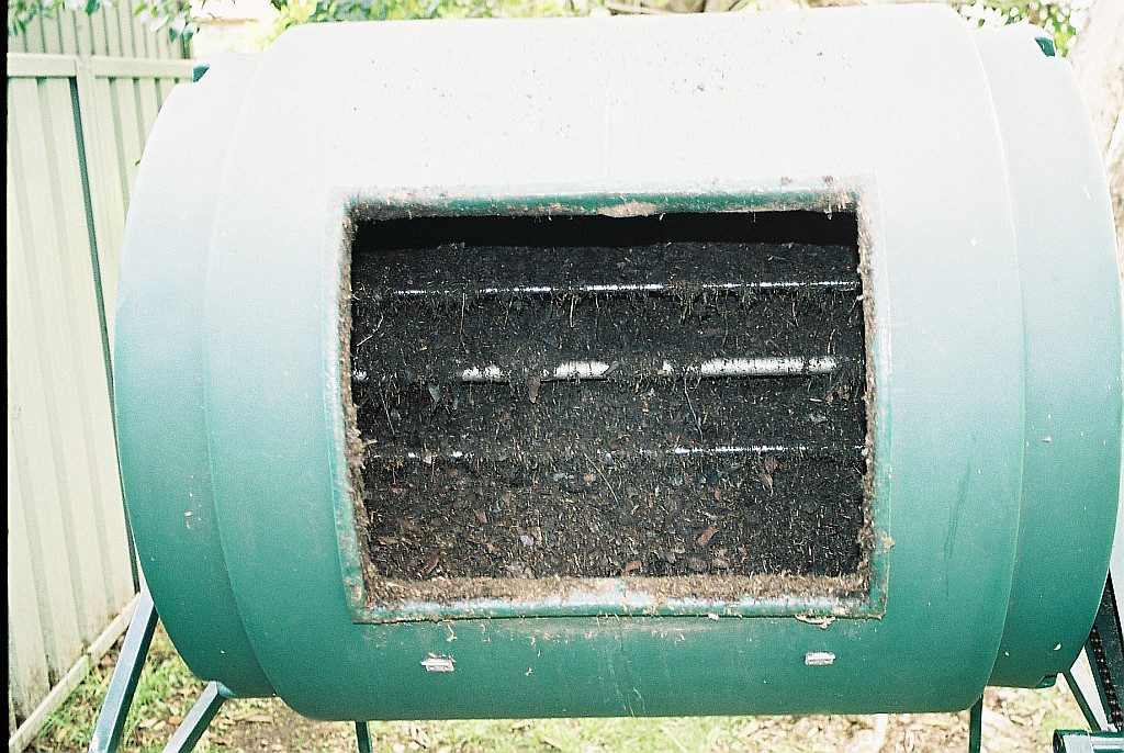Make your own nutrient rich compost with our rapid compost tumbler.